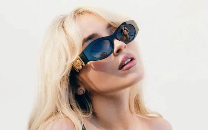 Biggie Versace Eyewear atgriežas jaunā kampaņā