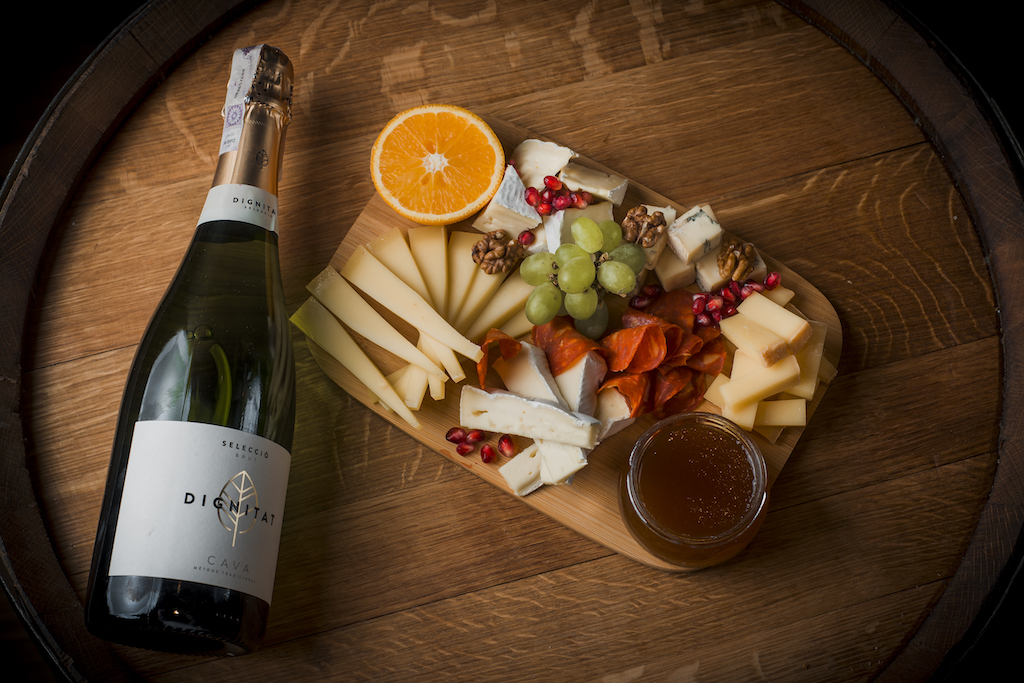 Siera dēlis ar piedevām un šampanieti