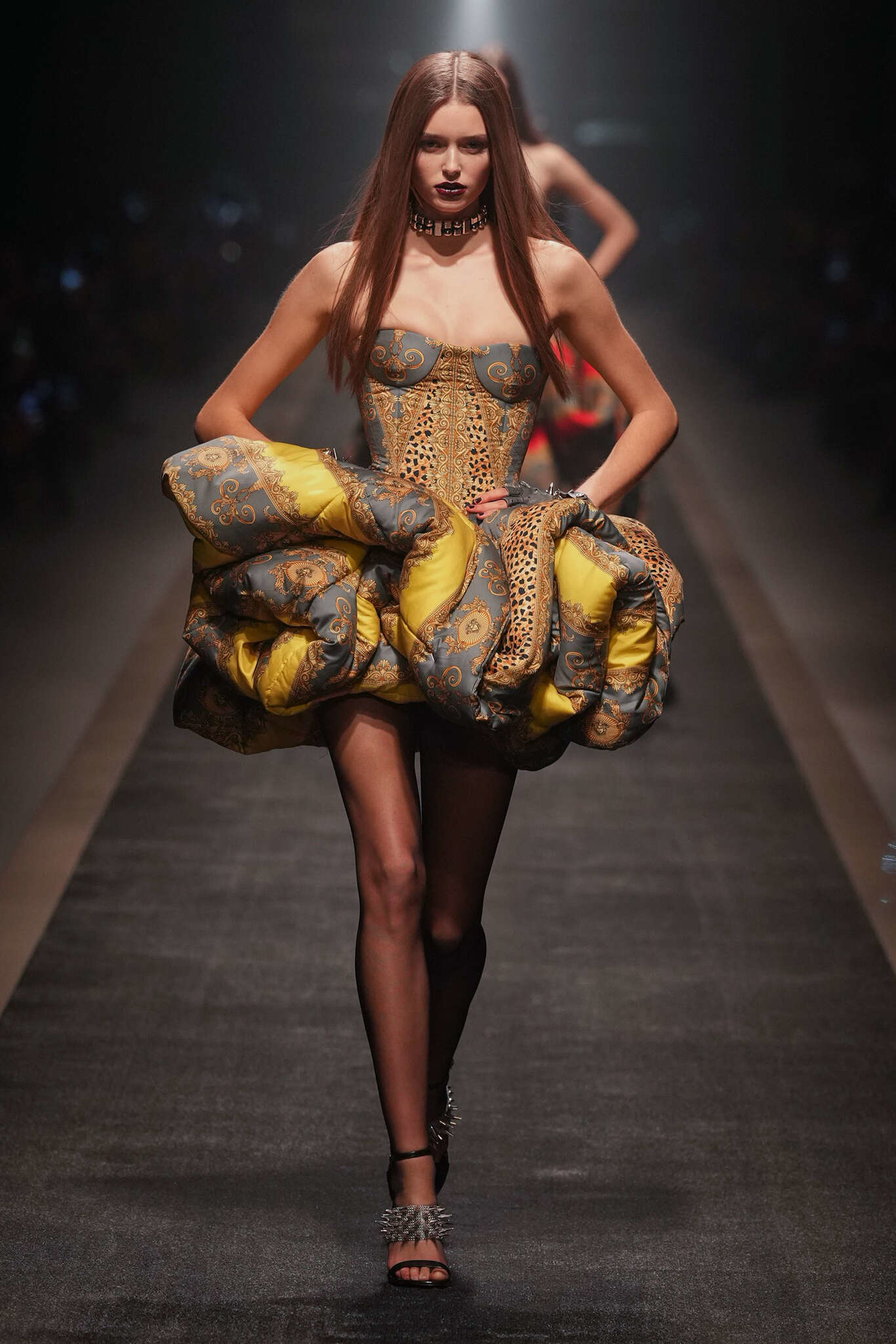 Jaunākais=Versace šovs