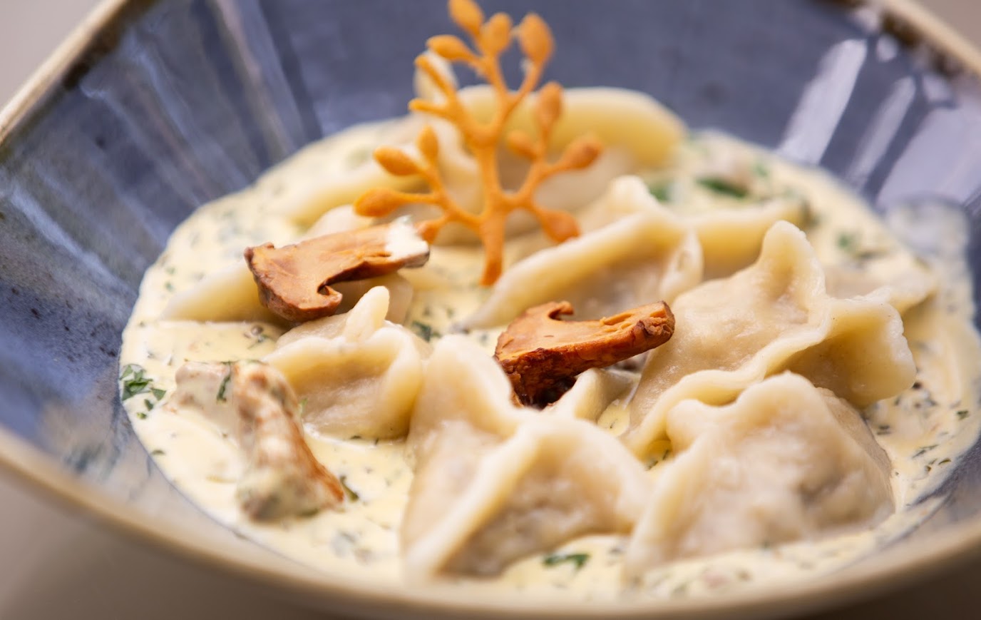 Augu virtuve tiek uzskatīta par vienu no radošākajām, ko apliecina arī konkurss "Zelta artišoki 2025", kurā tika izvēlēti labākie vegānu pavāri Polijā. Małgorzata Figarska, konkursa žūrijas locekle un viesnīcas Manor House SPA ēdināšanas nodaļas vadītāja, teica: "Konkursa ēdieni bija apbrīnojami ar savu daudzveidību un izdomu. Tie bija īsti augu valsts virtuves svētki".