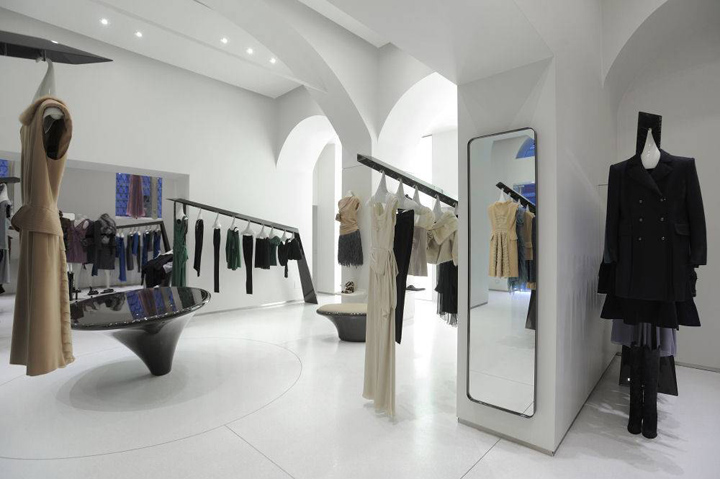 Alberto Ferretti sēdeklis1