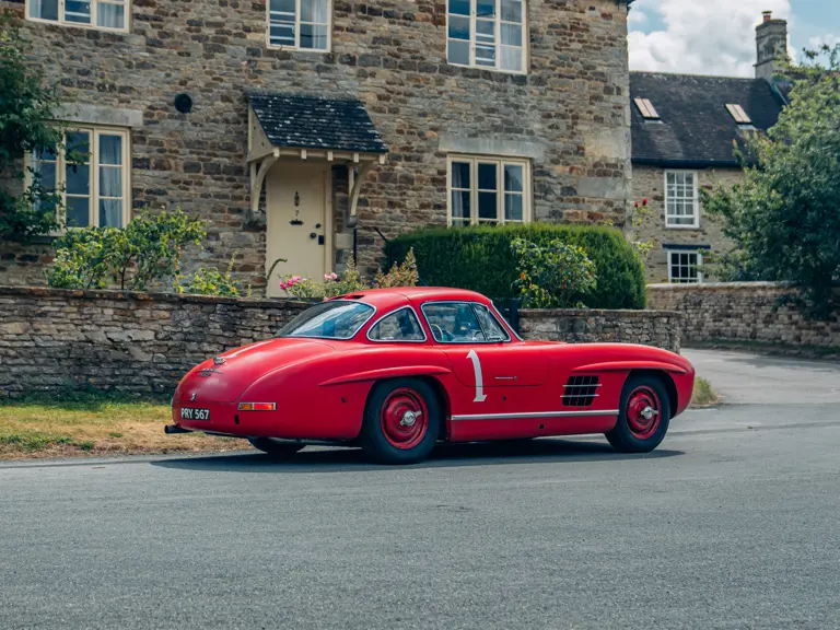 Sarkanais Mercedes izsolē1