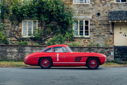 Sarkanais Mercedes izsolē3