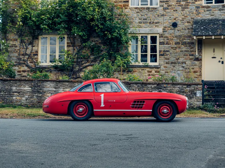 Sarkanais Mercedes izsolē3