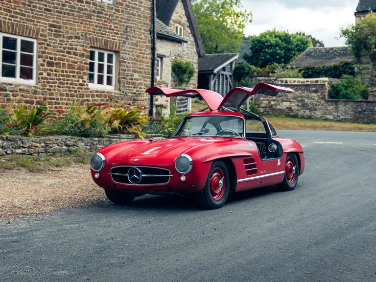 Sarkanais Mercedes izsolē