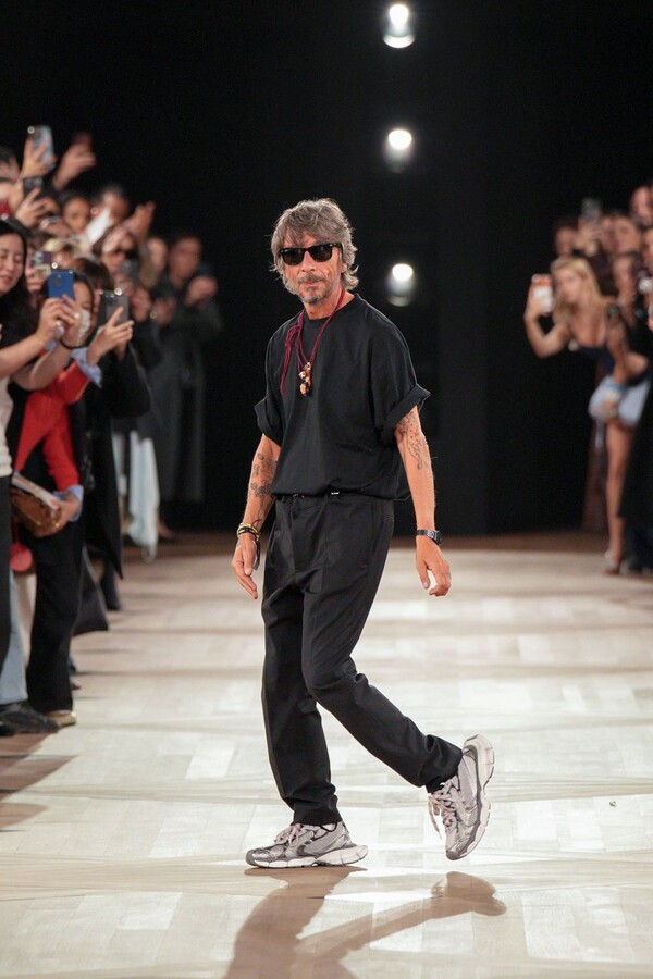 Pierpaolo Piccioli Balenciaga No Jaunā, Bet Vai Tiešām